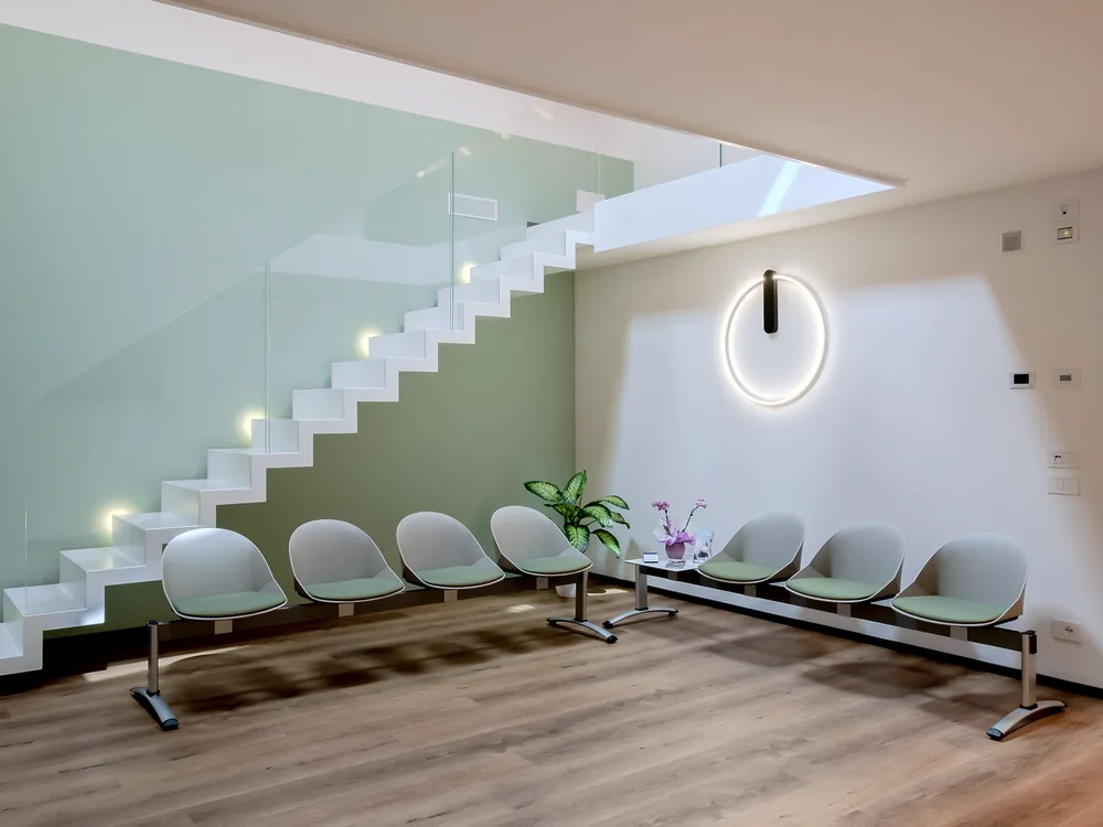 La sala d'attesa dello studio di Cles, in Val di Non